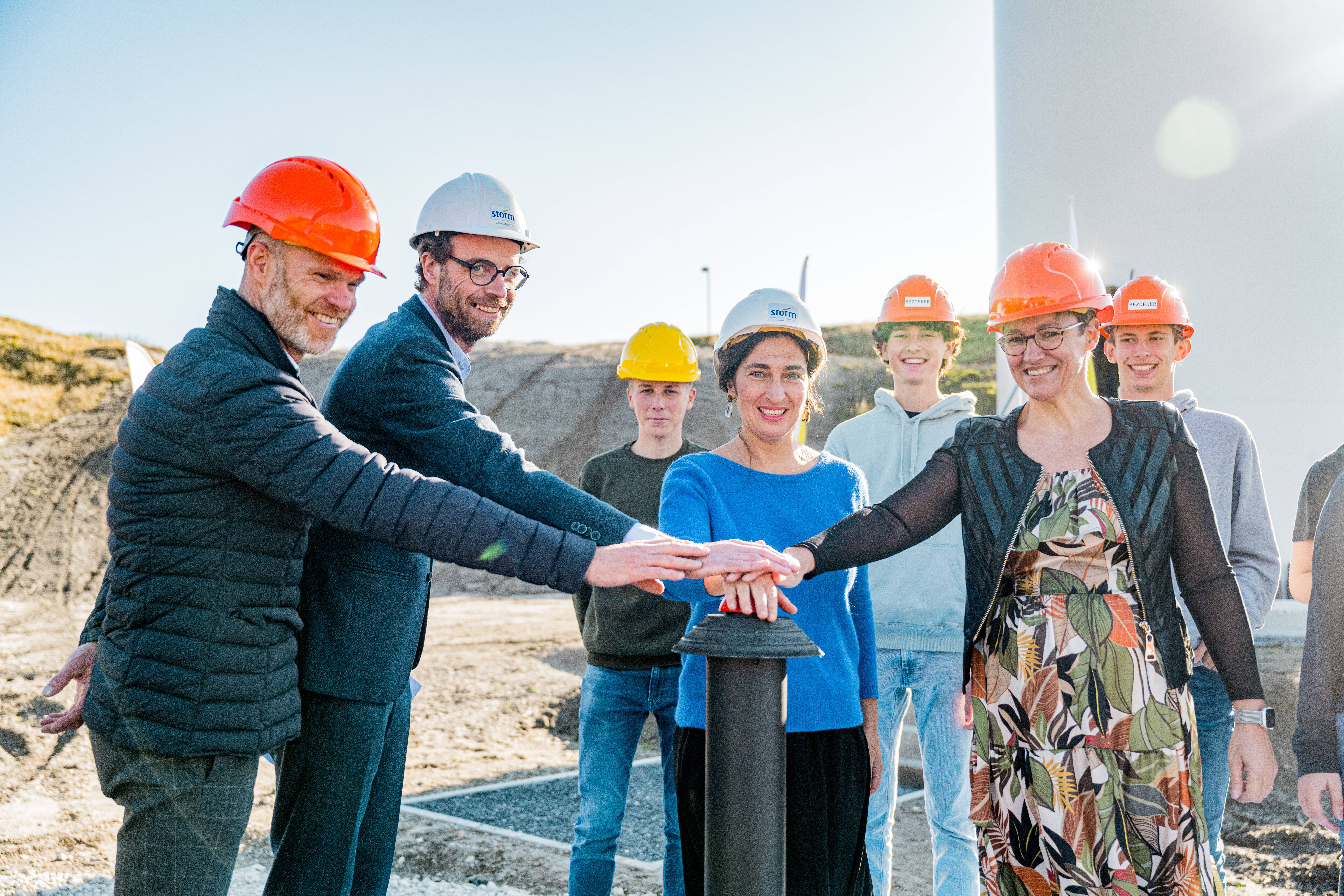 With a symboluic push of the button, the new wind turbines at Nyrstar Pelt are officially put into operation.
