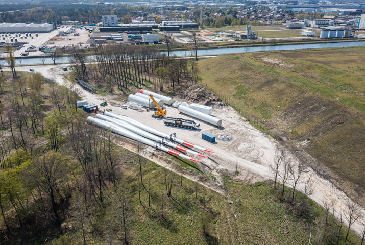 Storm-windturbines on the Nyrstar site in Pelt appear on the horizon. Construction of wind turbines will take place in the coming weeks.